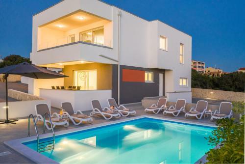 Zara Luxury Apartment With Pool