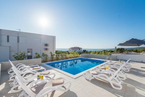 Zara Luxury Apartment With Pool