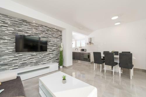 Zara Luxury Apartment With Pool