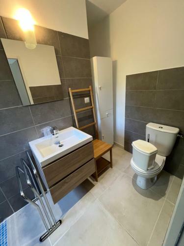 Cabanon Entour� De Montagnes Et D'oliviers