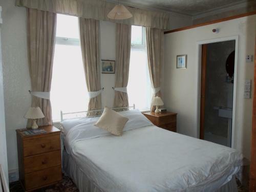 Hostal The Harbour Room Only