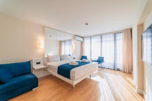 Orbi City Aparthotel With Sea View