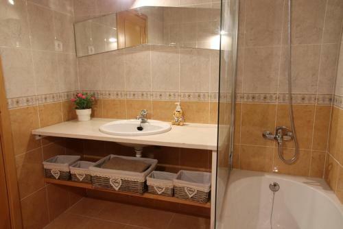 Casa Com 3 Confort�veis Quartos Ao Lado Do Mosteiro