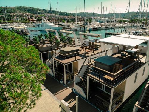 Marina Luxury Houseboat Olive