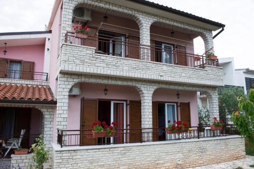 Comfortable Apartments In Peroj Near The Sea