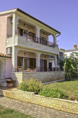 Comfortable Apartments In Peroj Near The Sea