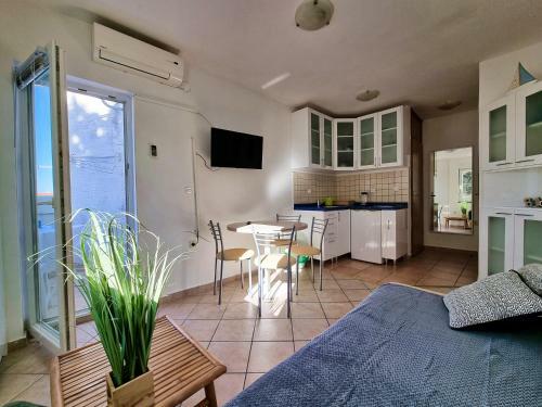 Apartment Aqua Near The City Beach