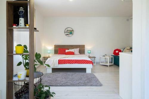 Marina House With Brand New Apartments