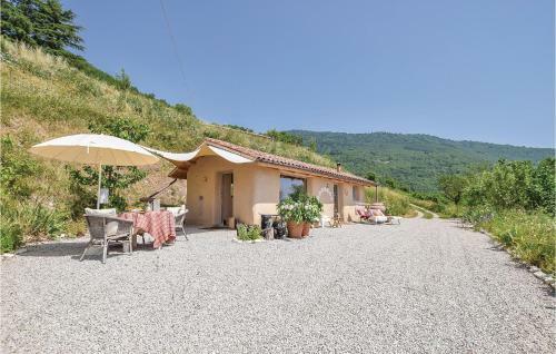 Awesome Home In Calvene W/