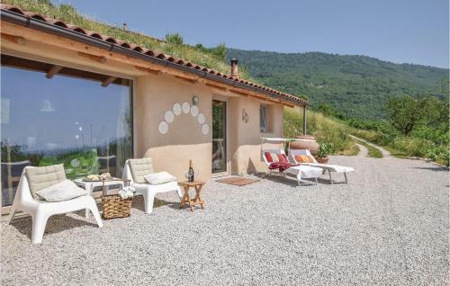 Awesome Home In Calvene W/