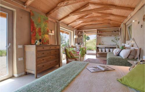 Awesome Home In Calvene W/