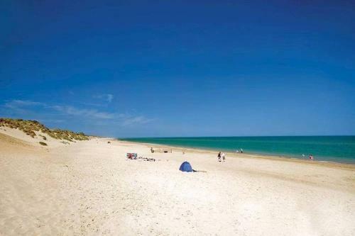 Amazing Holiday Home, Balcony, Pool & Refurbished