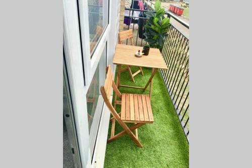 Amazing Holiday Home, Balcony, Pool & Refurbished