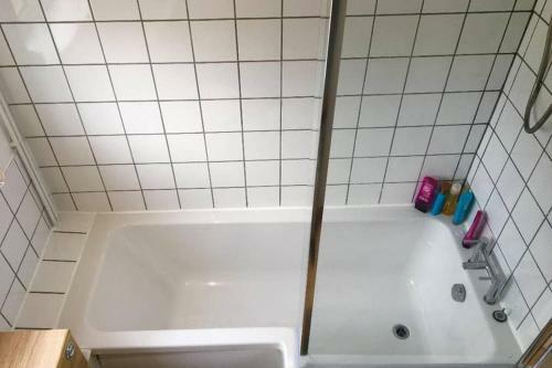Amazing Holiday Home, Balcony, Pool & Refurbished