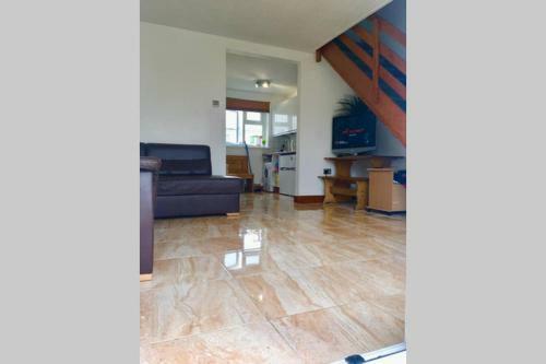 Amazing Holiday Home, Balcony, Pool & Refurbished