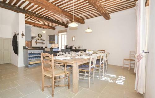 Five-bedroom Holiday Home In St. Saturnin Les Apt.