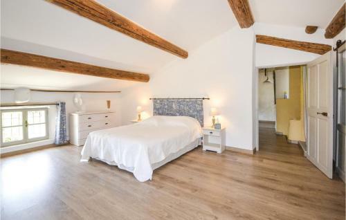 Five-bedroom Holiday Home In St. Saturnin Les Apt.