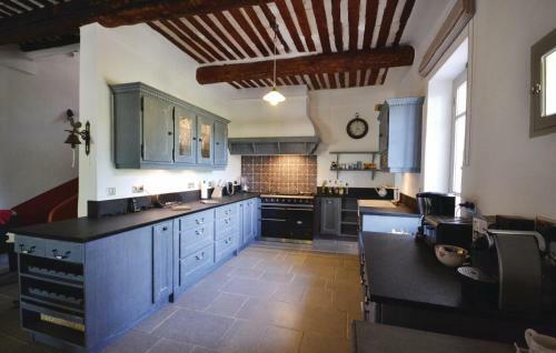 Five-bedroom Holiday Home In St. Saturnin Les Apt.