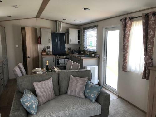 Dees Caravan Lettings Kingfisher Elm 483