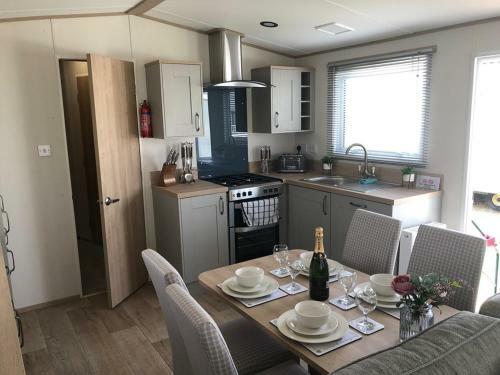 Dees Caravan Lettings Kingfisher Elm 483