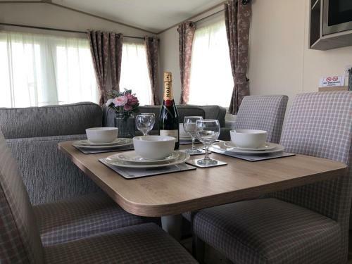 Dees Caravan Lettings Kingfisher Elm 483