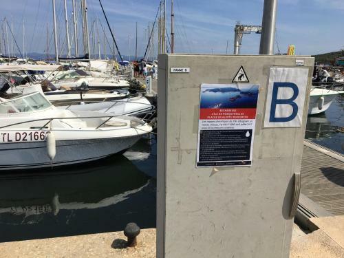 Voilier A Quai Porquerolles