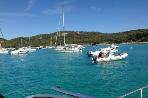 Voilier A Quai Porquerolles