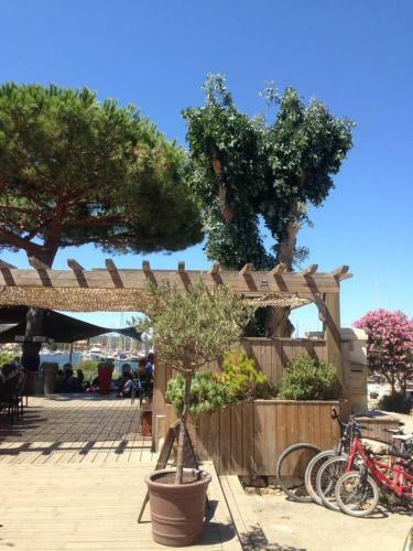 Voilier A Quai Porquerolles