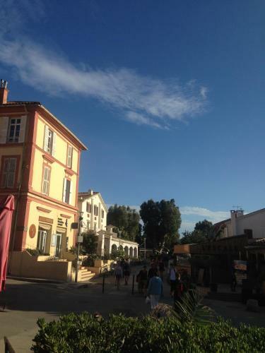 Voilier A Quai Porquerolles