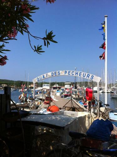 Voilier A Quai Porquerolles