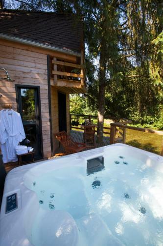 Cabane Dans Les Arbres Avec Spa Les Cabanes De Koad'dour