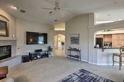 Modern Lake Havasu Oasis With Putting Green And Bbq!