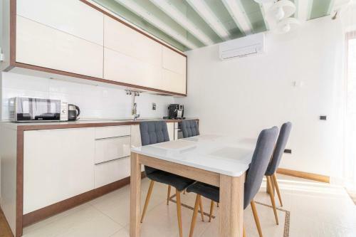 Gentle Brezze Apartment, By Cohost