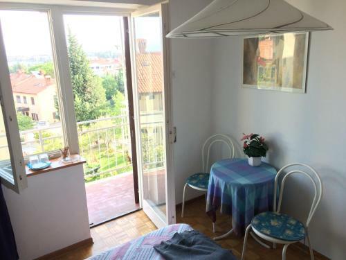 Hostal Rooms And Apartment Lia