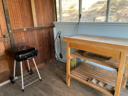 7min Walk To Courthouse Plaza! Historic Cottage