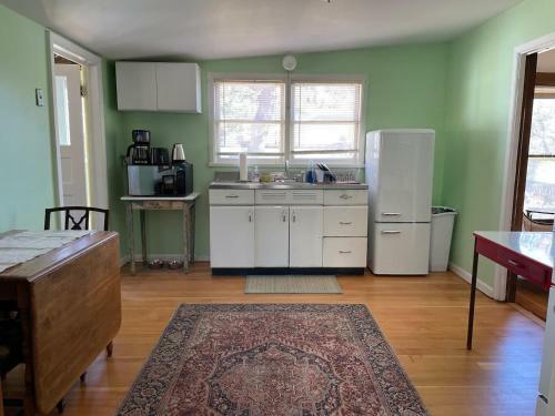 7min Walk To Courthouse Plaza! Historic Cottage