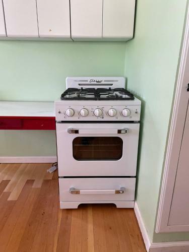 7min Walk To Courthouse Plaza! Historic Cottage