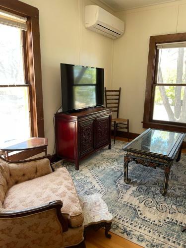 7min Walk To Courthouse Plaza! Historic Cottage