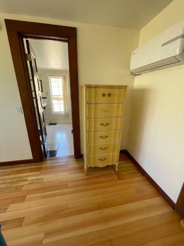 7min Walk To Courthouse Plaza! Historic Cottage