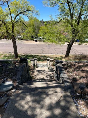 7min Walk To Courthouse Plaza! Historic Cottage