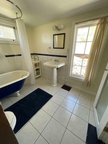 7min Walk To Courthouse Plaza! Historic Cottage