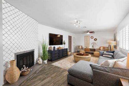 Pristine Escape About 2 Miles To Old Town Scottsdale!