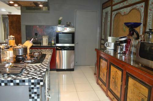 Amisha Home Design & Comfortable 2 Bedrooms Apartment