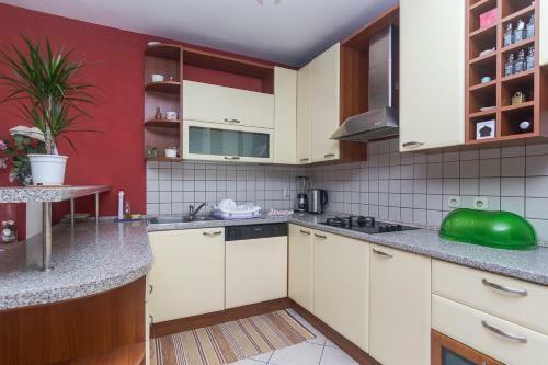 Hostal Apartment And Room Marin Makarska