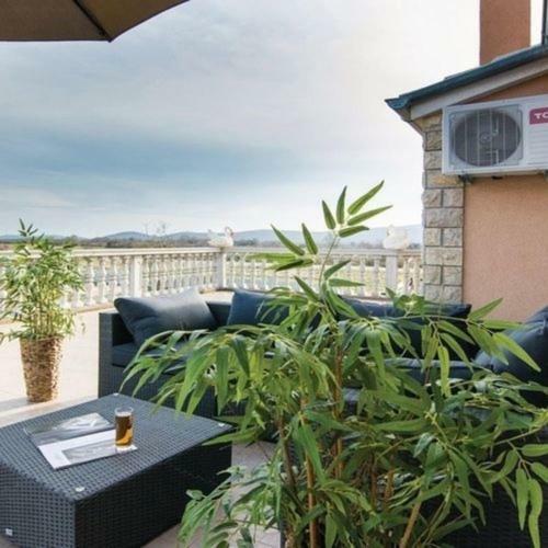 Ferienhaus Laura Mit Pool F�r 10 Leute