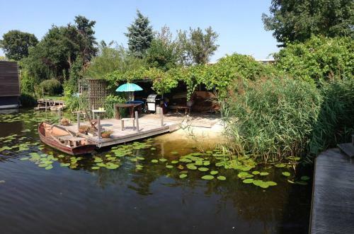 B&B Houseboat Between Amsterdam Windmills