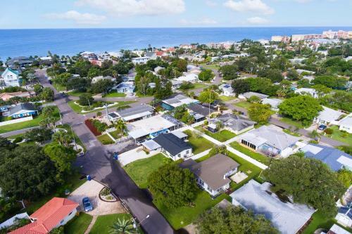 Sleek Redington Beach Retreat With Lanai, Grill