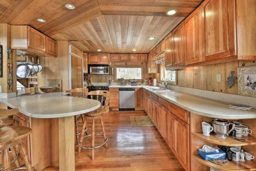 Waterfront Skaneateles Lake Home With Beach!