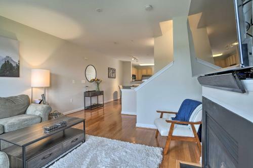 Chic Ashburn Townhome With Balcony, Pool Access
