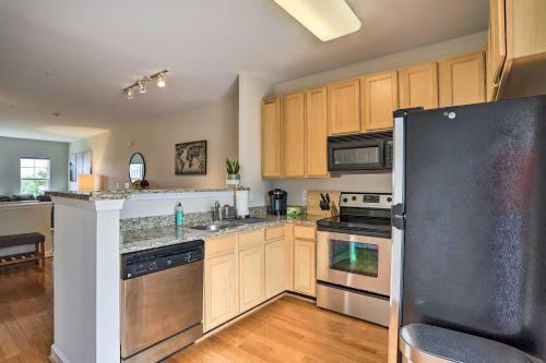 Chic Ashburn Townhome With Balcony, Pool Access